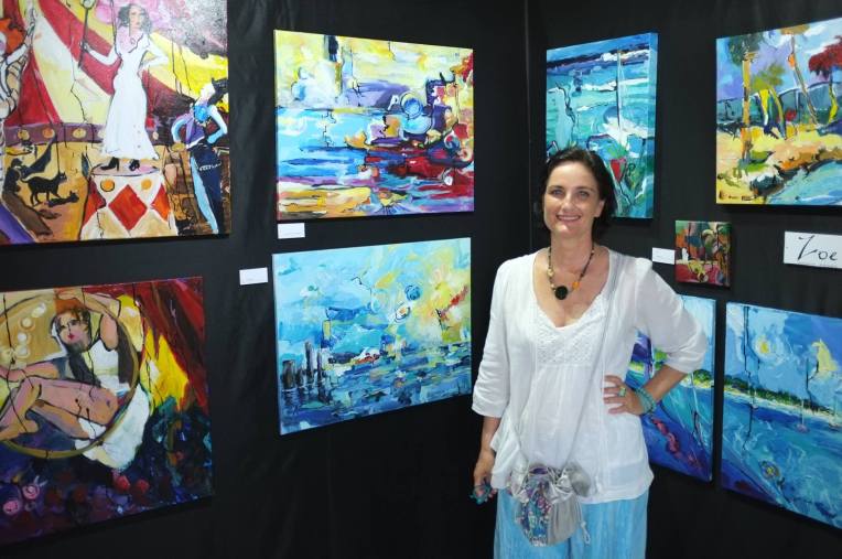 Florence Cabre Breurec, alias Zoé, artiste peintre en Guadeloupe, en train de rire à la Pool Art Fair 2016 – événement artistique à Pointe-à-Pitre