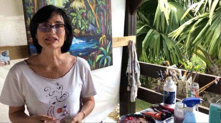 Je m'appelle Zoé et je suis artiste-peintre en Guadeloupe. Sur ce blog, je publie des articles à propos de mes différentes activités artistiques ainsi que sur mes explorations créatives. Je vous invite aussi à découvrir les articles publiés également dans ZOELOGY,magazine d'art trimestriel. (parcourir le menu ci-dessous)
